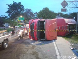 Truk Tangki Pengangkut BBM Terguling di Cirebon