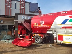 Truk Tangki Angkut BBM Oleng, Seruduk Klinik di Tasikmalaya