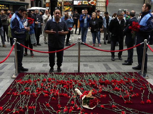 Tumpukan Bunga Merah untuk Korban Ledakan di Istanbul Turki