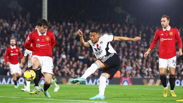 LONDON, ENGLAND - NOVEMBER 13: Carlos Vinicius of Fulham has a shot on goal whilst under pressure from Victor Lindelof of Manchester United during the Premier League match between Fulham FC and Manchester United at Craven Cottage on November 13, 2022 in London, England. (Photo by Clive Rose/Getty Images)