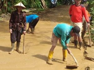 Warga Bodas Pekalongan Terseret Lumpur Saat Bersihkan Material Longsor
