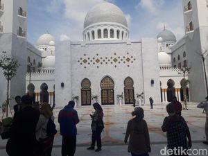 Salat di Masjid Sheikh Zayed, Zulhas Sebut Hubungan Jokowi-MBZ Bawa Berkah