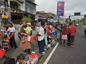 Warga Kuta Sambut Kedatangan Xi Jinping Jelang Puncak KTT G20 Warga Kuta Sambut Kedatangan Xi Jinping Jelang Puncak KTT G20