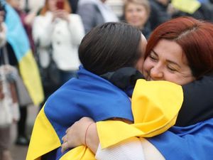 Warga Ukraina Rayakan Kemenangan di Kherson, tapi Perang Belum Berakhir