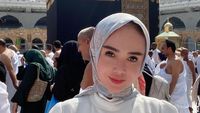 8 Gaya Yuni Shara Tampil Beda Berhijab saat Umrah yang Banjir Pujian Netizen
