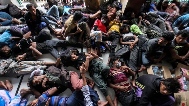 Sejumlah imigran etnis Rohingya berkumpul di Meunasah usai dievakuasi warga di Desa Lhok, Kecamatan Muara Batu, Aceh Utara, Aceh, Selasa (15/11/2022). Sebanyak 110 imigran etnis Rohingya terdiri dari 72 laki-laki, 32 perempuan, lima anak-anak, dan seorang balita menggunakan perahu motor terdampar di perairan Krueng Mane Aceh. ANTARA FOTO/Rahmad/tom.