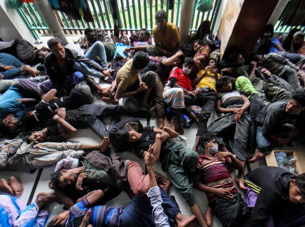 Warga Aceh Utara Antar 110 Imigran Rohingya ke Kantor Bupati