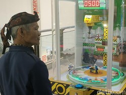 Video: Aksi Abah Empit Bobol Mesin Permainan