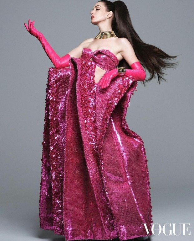 Anne Hathaway/Foto: Instagram @annehathaway Gaya Busana Anne Hathaway yang Pancarkan Aura Mahal