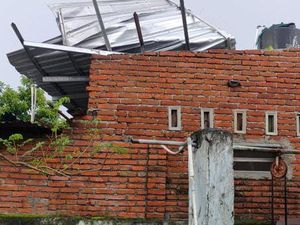 Puluhan Rumah di Lombok Rusak Akibat Angin Kencang-Pohon Tumbang