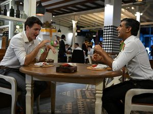 Nongkrong di Kafe saat G20, PM Kanada-Inggris Pesan Ayam Sambal Matah Nongkrong di Kafe saat G20, PM Kanada-Inggris Pesan Ayam Sambal Matah
