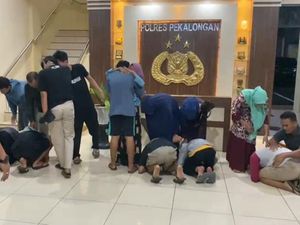 Ditangkap gegara Hendak Tawuran, Belasan Remaja Pekalongan Cium Kaki Ibu