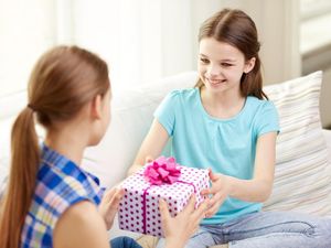 22 Rekomendasi Hadiah Valentine untuk Teman yang Unik dan Berkesan