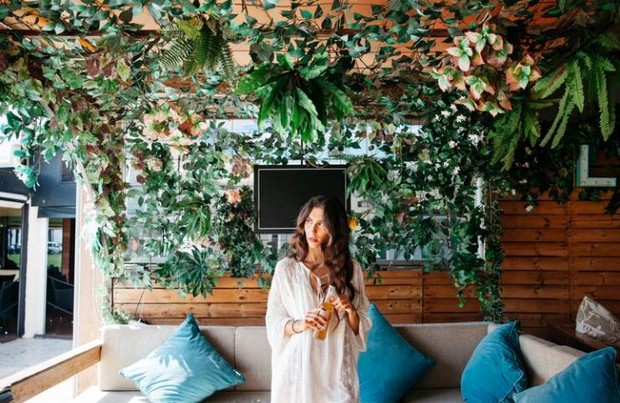 Cari kesibukan/ foto: Freepik/ freepik Mendekorasi ruangan