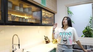 Minimalis! 10 Potret Dapur Sharena Delon yang Manfaatkan Area Terbatas