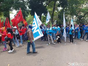 Buruh Cimahi Tuntut UMK 2023 Naik 30 Persen