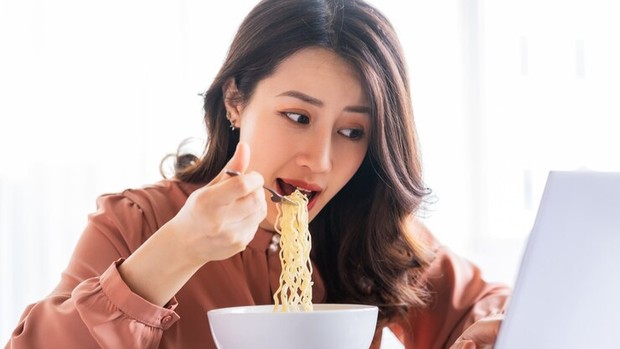 Tanda-tanda punya hubungan buruk dengan makanan