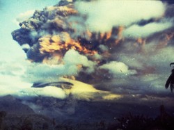 Momen Mencekam Mesin Pesawat Mati Akibat Abu Letusan Galunggung