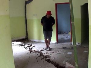 22 Rumah di Sulbar Retak gegara Tanah Bergerak, Warga Ramai-ramai Mengungsi 22 Rumah di Sulbar Retak gegara Tanah Bergerak, Warga Ramai-ramai Mengungsi
