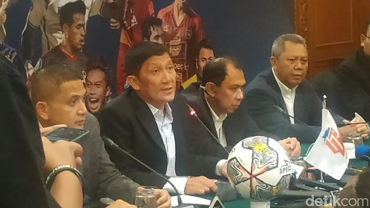 Ferry Paulus (kedua dari kiri) dalam konferensi pers setelah dinyatakan sebagai Direktur Utama PT LIB. (Foto: Muhammad Robbani/detikSport)