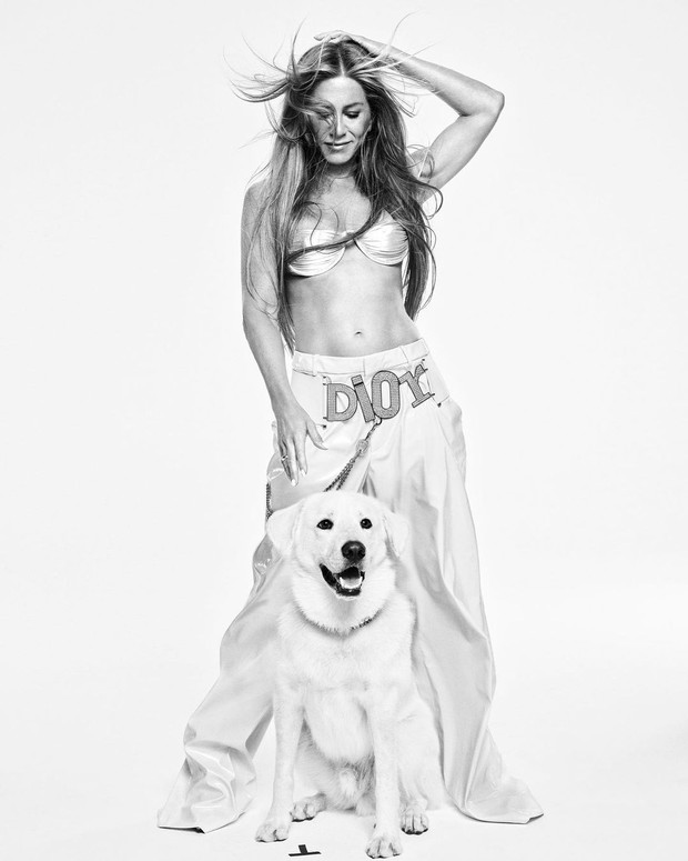 Aniston memakai bra top Isa Boulder, celana Balmain, dan ikat pinggang Dior/