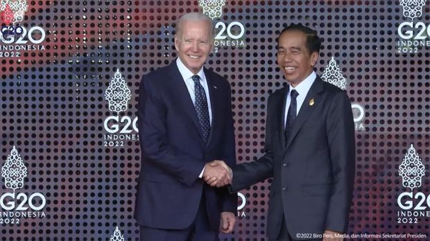 Full Senyum! Gestur Jokowi Saat Sambut Para Pemimpin Dunia di KTT G20 (Tangkapan layar YouTube Setpres)