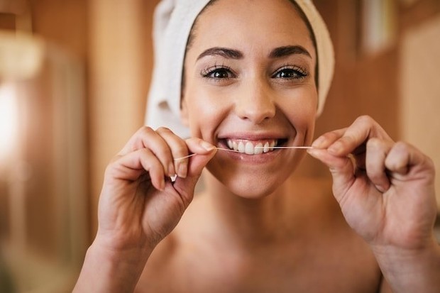 Benang gigi bermanfaat untuk membersihkan sisa makanan disela-sela gigi