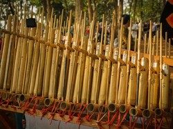 Video Melihat Pertunjukan Angklung oleh Puluhan Siswa SMPN 1 Majalengka