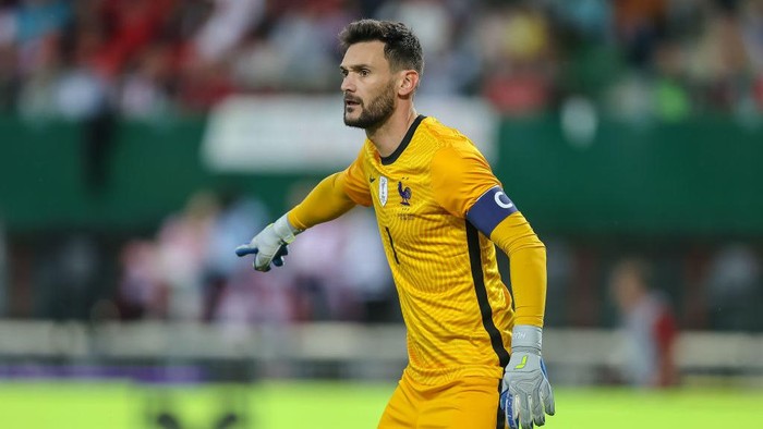 VIENNA, AUSTRIA - JUNE 10: goalkeeper Hugo Lloris of France gestures during the UEFA Nations League League A Group 1 match between Austria and France at Ernst Happel Stadion on June 10, 2022 in Vienna, Austria. (Photo by Roland Krivec/DeFodi Images via Getty Images)