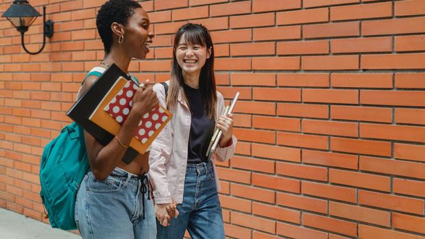 Jika kamu mimpi bertemu dengan sahabat lamamu, maka kamu yang sedang menantikan pekerjaan akan segera mendapatkan pekerjaan yang kamu inginkan/Foto: pexels.com/zen-chung