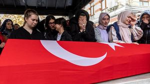 Isak Tangis Iringi Pemakaman Korban Ledakan Bom di Istanbul