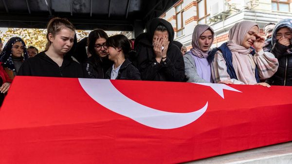 Isak Tangis Iringi Pemakaman Korban Ledakan Bom di Istanbul