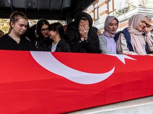 Isak Tangis Iringi Pemakaman Korban Ledakan Bom di Istanbul Isak Tangis Iringi Pemakaman Korban Ledakan Bom di Istanbul
