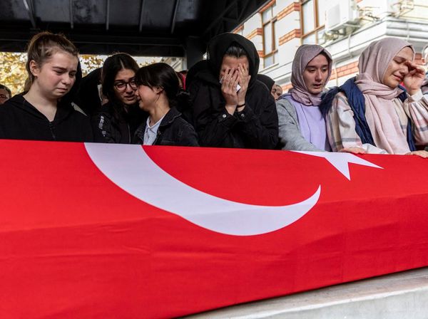 Isak Tangis Iringi Pemakaman Korban Ledakan Bom di Istanbul