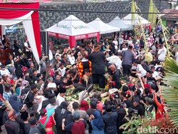 Serunya Warga Songgokerto Kota Batu Berebut Jabutan Tumpeng