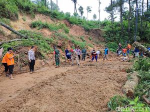 Dear Pengguna Jalan, Jalur Ponorogo-Trenggalek Via Ngrayun Tertutup Longsor