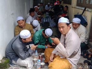 Ribuan Jemaah Haul Habib Ali Solo sampai Masuk ke Gang-gang Kampung Ribuan Jemaah Haul Habib Ali Solo sampai Masuk ke Gang-gang Kampung