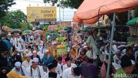 Jemaah Haul Habib Ali Solo Tumplek Blek Lesehan di Jalan dan Emperan Toko