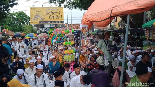 Jemaah Haul Habib Ali Solo Tumplek Blek Lesehan di Jalan dan Emperan Toko