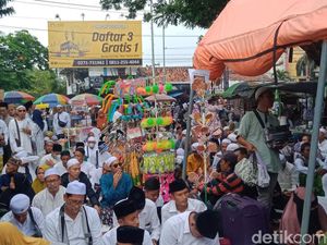 Jemaah Haul Habib Ali Solo Tumplek Blek Lesehan di Jalan dan Emperan Toko