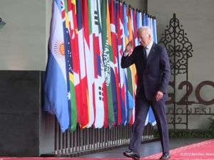 Momen Biden Beri Salam Hormat-Dibalas Senyum Lebar Jokowi di KTT G20 Momen Biden Beri Salam Hormat-Dibalas Senyum Lebar Jokowi di KTT G20