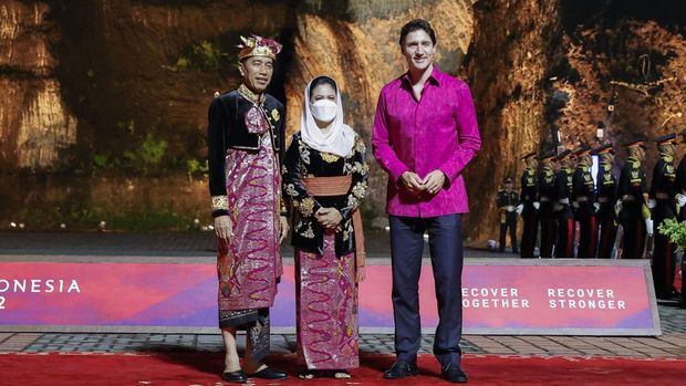 Indonesian President Joko Widodo, left, and his wife Iriana Widodo pose with Canadian Prime Minister Justin Trudeau, right, at the Welcoming Dinner during G20 Leaders' Summit, at the Garuda Wisnu Kencana Cultural Park, in Badung, Bali, Indonesia, on Tuesday Nov. 15, 2022. (Willy Kurniawan/Pool Photo via AP)