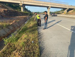 Nahas Mobil Pecah Ban-Masuk Got di Tol Samarinda Tewaskan Nenek dan Cucunya