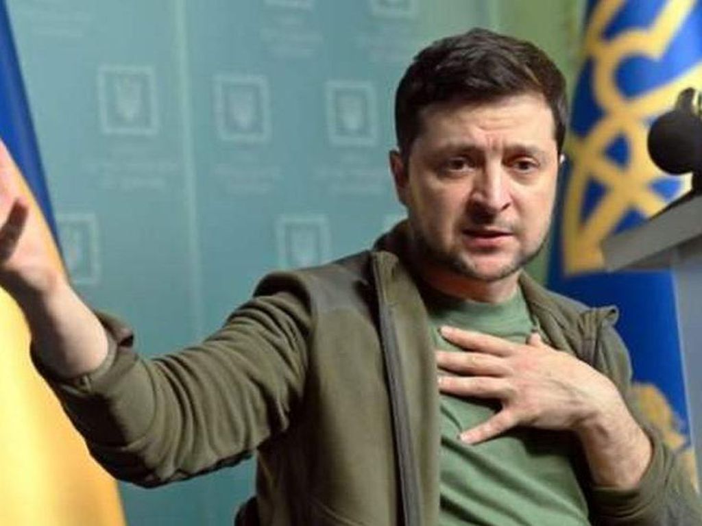 Zelensky Tepuk Dada Sendiri Saat Ukraina Tembak Jatuh Drone Rusia