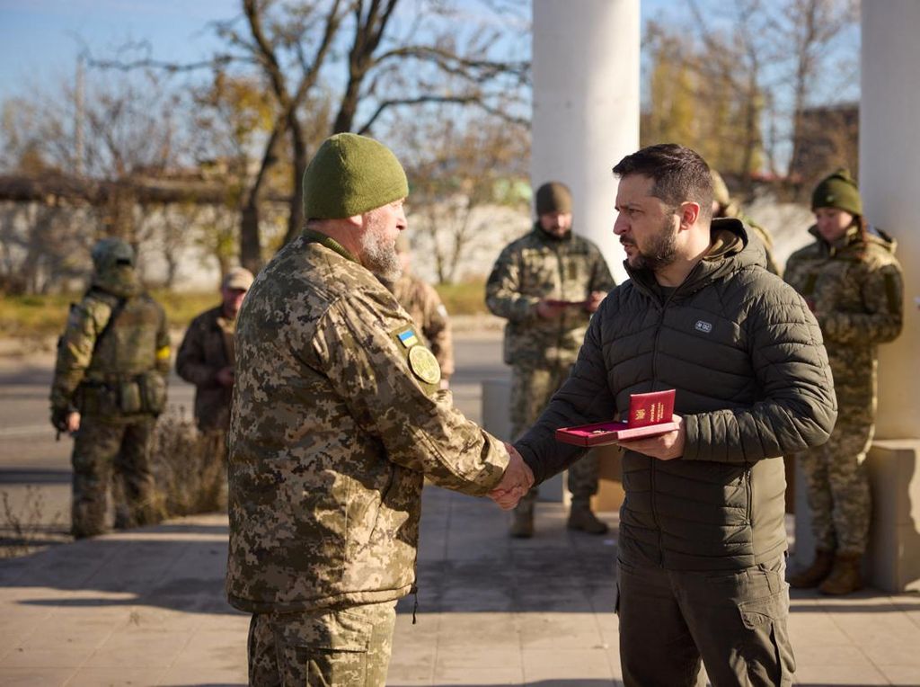 Sukses Merebut Kembali Kherson, Pasukan Ukraina Diberi Medali