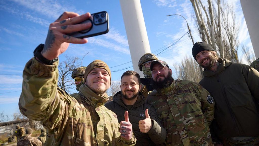 Kunjungi Kherson, Presiden Ukraina Jadi Sasaran Foto Bersama