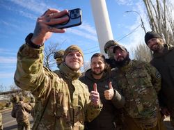 Kunjungi Kherson, Presiden Ukraina Jadi Sasaran Foto Bersama
