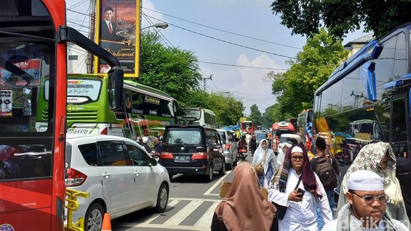 Kemacetan Lalu Lintas Imbas Haul Habib Ali di Pasar Kliwon Solo