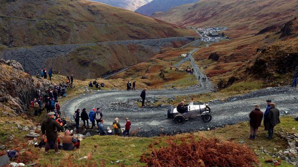 Memacu Mobil Klasik di Pegunungan Inggris, Seru Abiiisss...