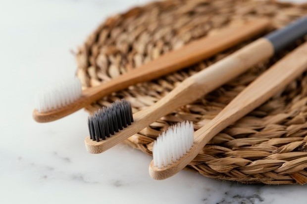 Mengganti sikat gigi agar terhindari dari bakteri